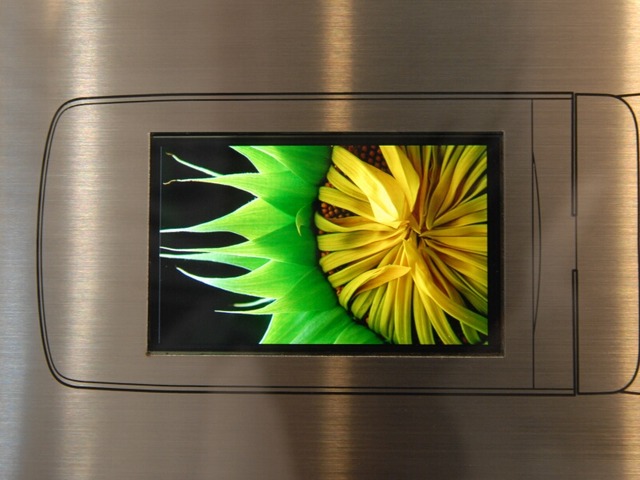 【CEATEC JAPAN 2008 Vol.6】KDDI、3.1型でWVGAを実現した携帯電話用の有機ELディスプレイ