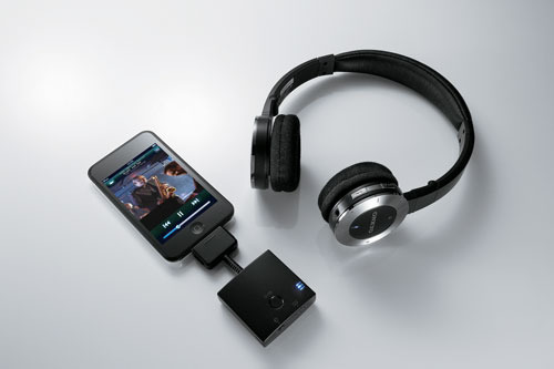 オンキヨー、非圧縮方式で原音に近い音を楽しめるワイヤレスヘッドホン——Dockコネクタ搭載の送信ユニット付属