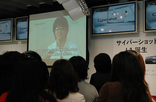 ソニー、ペ・ヨンジュン起用のデジカメ「DSC-L1」を特別展示 ヨン様の等身大写真も登場