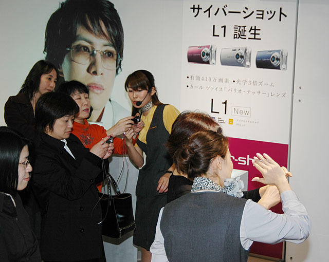 ソニー、ペ・ヨンジュン起用のデジカメ「DSC-L1」を特別展示　ヨン様の等身大写真も登場