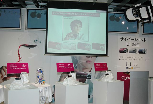 ソニー、ペ・ヨンジュン起用のデジカメ「DSC-L1」を特別展示　ヨン様の等身大写真も登場