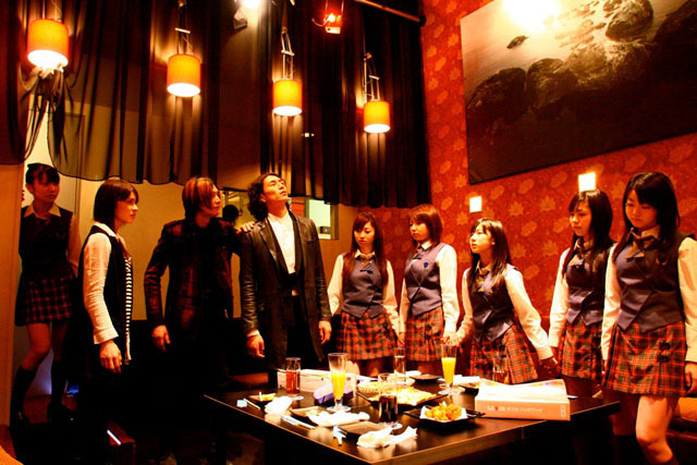 AKB48の女子高生姿も〜歌うと死ぬ“自殺ソング”の謎とは