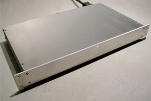 容量128GBのSSDを搭載するオーディオ専用NAS——専用LANケーブルも