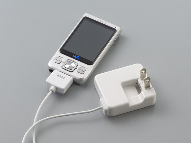 サン電子、WM-PORT対応ウォークマン専用LINEOUT出力端子付充電用ケーブル