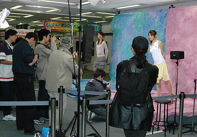 ヨドバシカメラ主催、「デジタル一眼レフカメラワールド2004 in 新宿」開幕