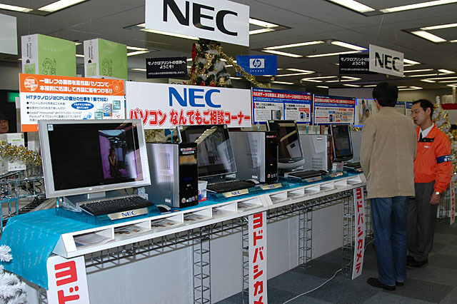 ヨドバシカメラ主催、「デジタル一眼レフカメラワールド2004 in 新宿」開幕