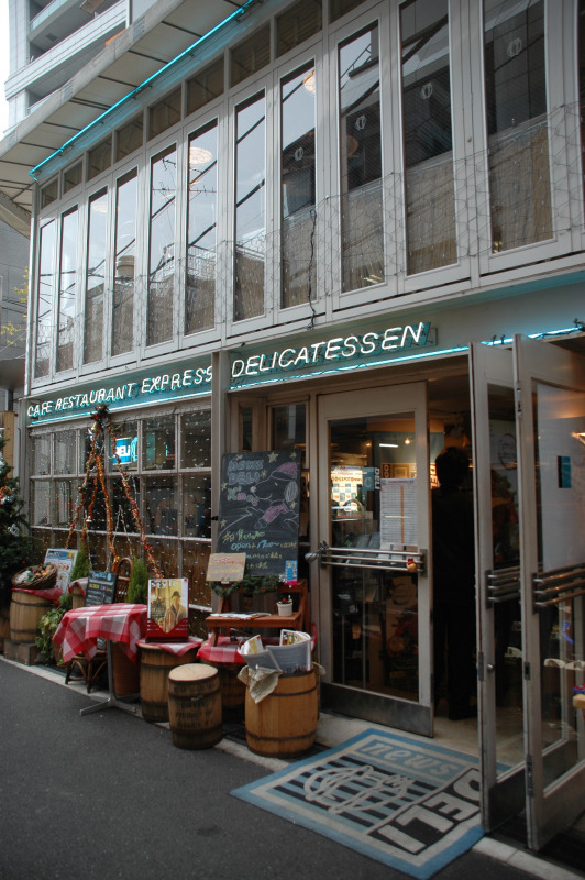 カフェレストラン「news DELI」がTEPCOひかりの体験スポットに。宮地真緒さんが一日店長