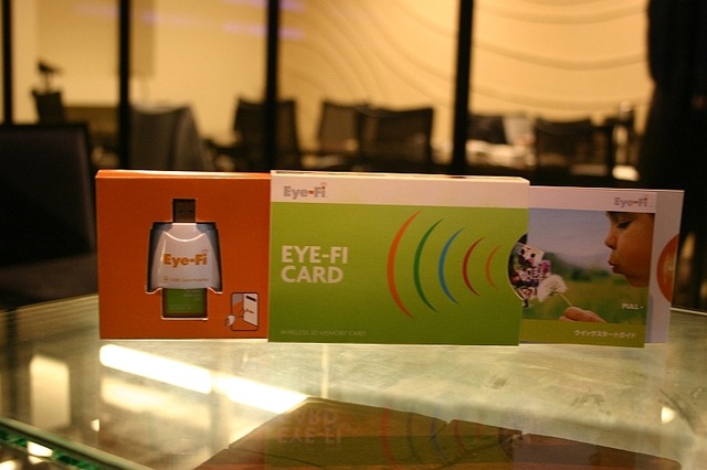カメラに入れたまま撮影データをウェブやPCに自動転送するSDカード——Eye-Fi日本上陸