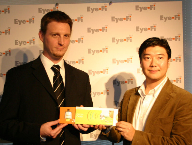 カメラに入れたまま撮影データをウェブやPCに自動転送するSDカード——Eye-Fi日本上陸