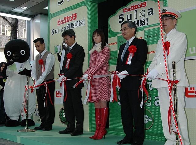 ビックカメラ有楽町店、Suicaショッピングサービス開始　人気アイドルの小倉優子も来店