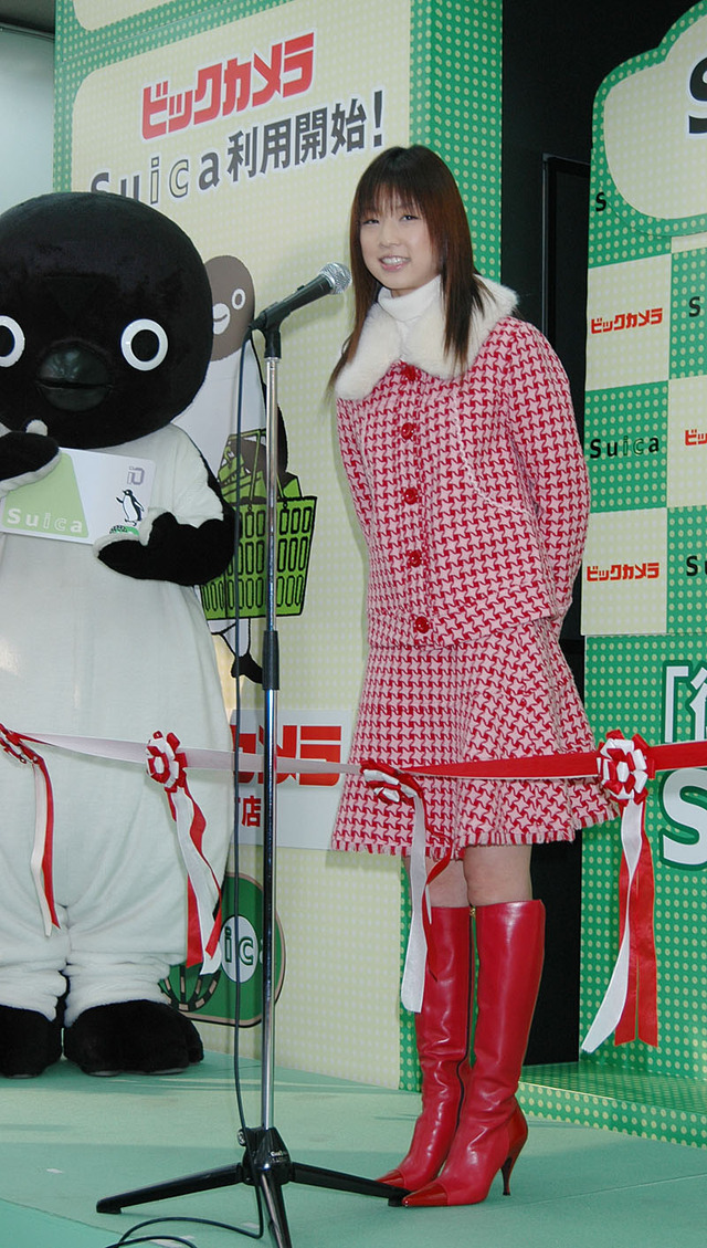 ビックカメラ有楽町店、Suicaショッピングサービス開始　人気アイドルの小倉優子も来店