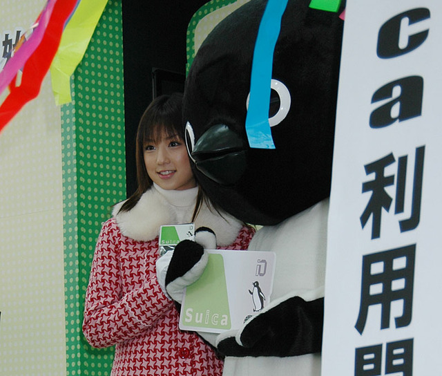 ビックカメラ有楽町店、Suicaショッピングサービス開始　人気アイドルの小倉優子も来店