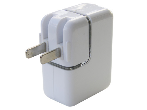 コンセントから2台のiPodや携帯電話を充電・給電できる変換アダプタ——シガーソケットでも使用可能