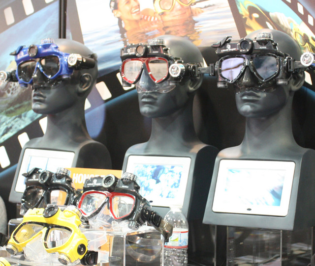 【CES 2009 Vol.16】今年も出た水中メガネ型ビデオカメラの新モデル！　今度は本格的ダイビング用モデルも
