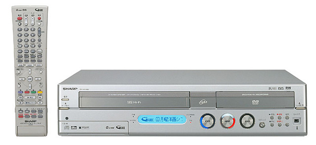 シャープ、液晶パネルに番組名などが表示できるHDD/DVD/VHS一体型レコーダー