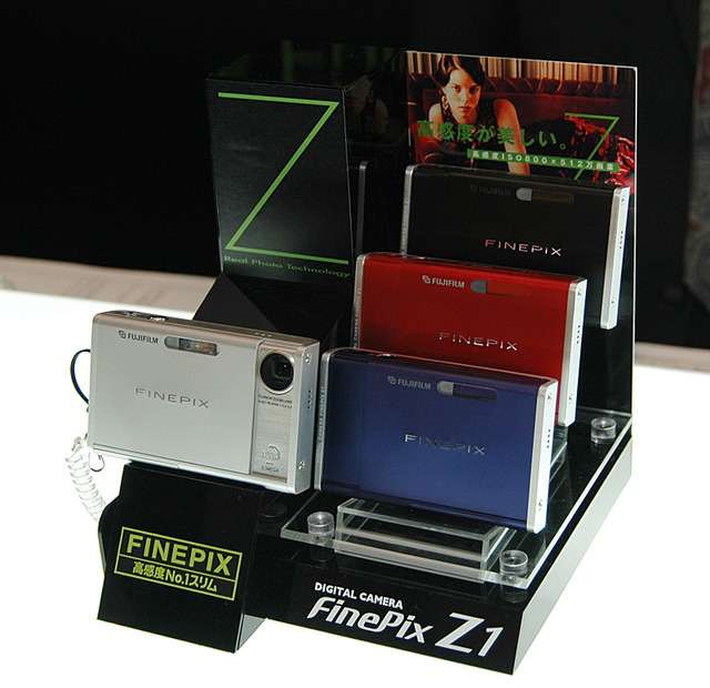 富士写、ISO800対応の薄型スタイリッシュデジカメ「FinePix Z1」　512万画素＆2.5型液晶