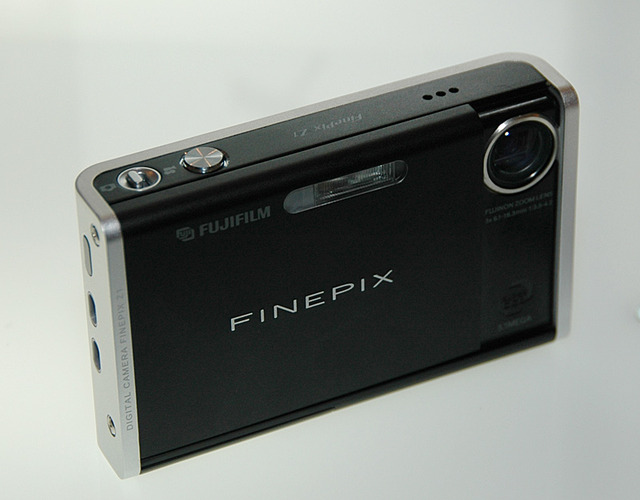 富士写、ISO800対応の薄型スタイリッシュデジカメ「FinePix Z1」　512万画素＆2.5型液晶