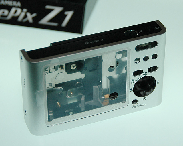 富士写、ISO800対応の薄型スタイリッシュデジカメ「FinePix Z1」　512万画素＆2.5型液晶