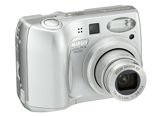 ニコン、顔認識AF搭載の710万画素エントリーデジカメ「COOLPIX7600」