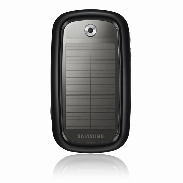サムスン、太陽エネルギー駆動の携帯電話「ブルーアース」を発表 〜 背面にソーラーパネル搭載