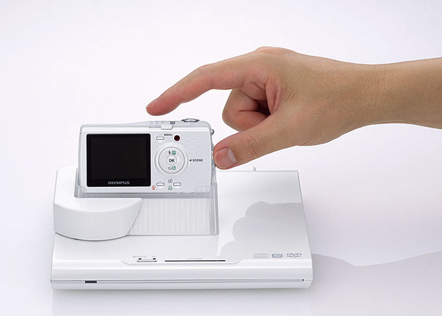 オリンパス、PCなしで楽しめる500万画素デジカメ「i:robe IR-300」