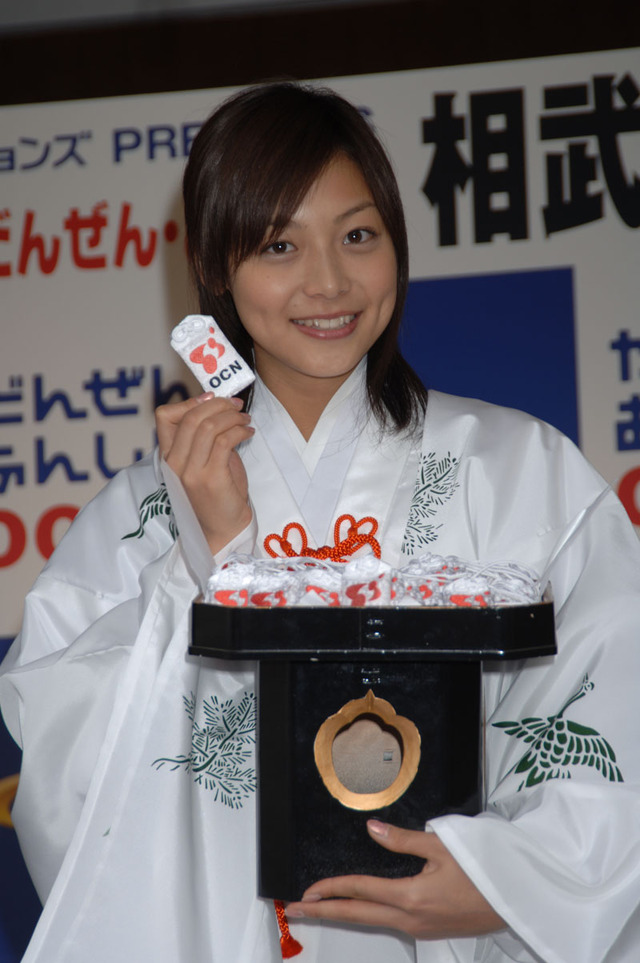 NTTコム、OCNのインターネット安全祈願イベントを開催　人気女優・相武紗季が巫女姿で登場