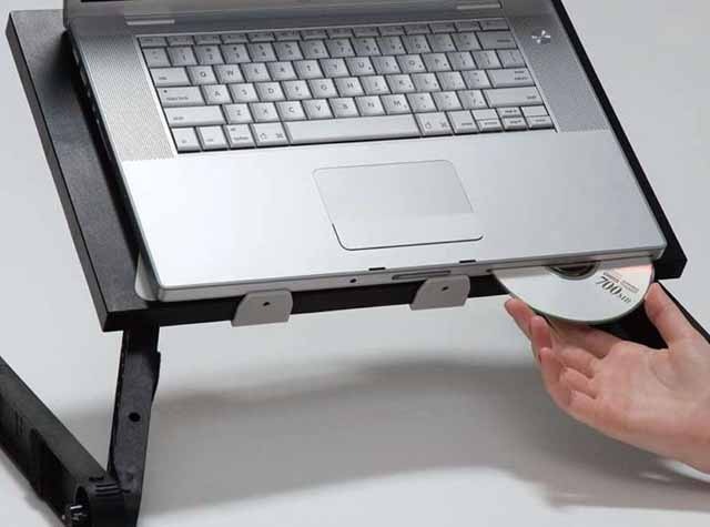 ノートPCスタンドでベッドに寝たままラクラクPC操作