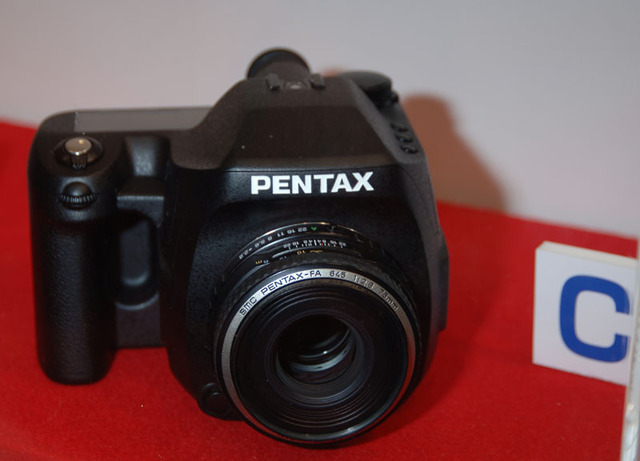 【PIE2005】ペンタックス、中判デジタル一眼レフ「PENTAX 645 Digital」を参考出品　製品化は2006年