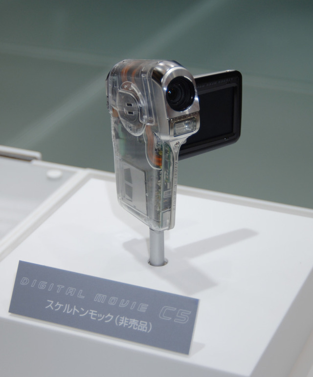【PIE2005】三洋、ムービーデジカメの新製品「Xacti DMX-C5」をアピール