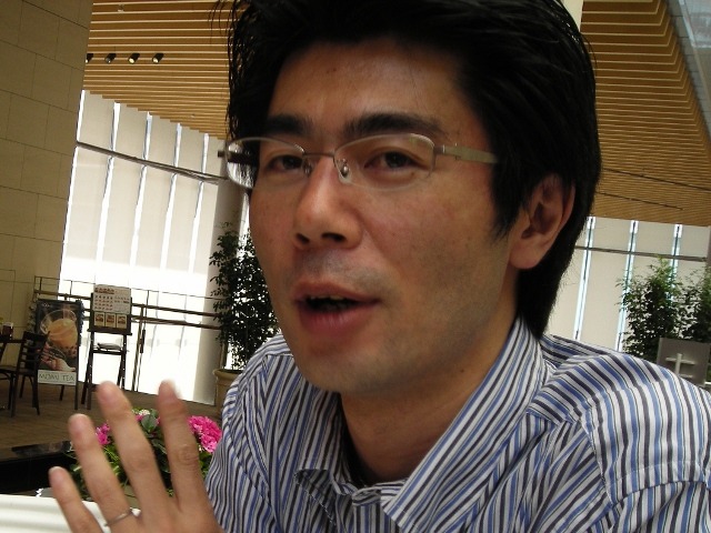 スーパーモバイラが伝授する丸の内無線スポット。つなげたいときは椅子に座れ