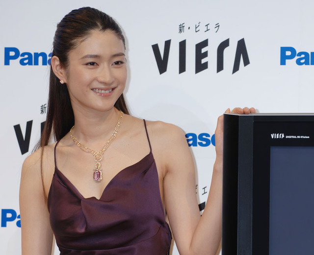 松下、デジタルハイビジョンテレビ「VIERA」9機種を発表　CMキャラクターの小雪も登場