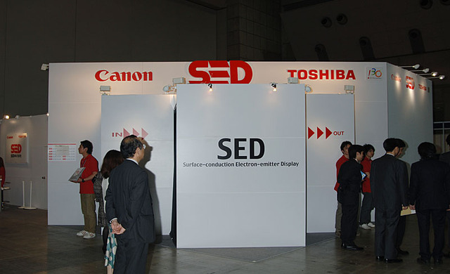 【Display 2005】SED、液晶やプラズマとの比較デモでSEDテレビをアピール　入場待ちの大行列