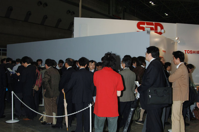 【Display 2005】SED、液晶やプラズマとの比較デモでSEDテレビをアピール　入場待ちの大行列