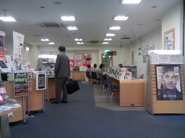 iPhone 3G S買いますか? 今朝、予約店では