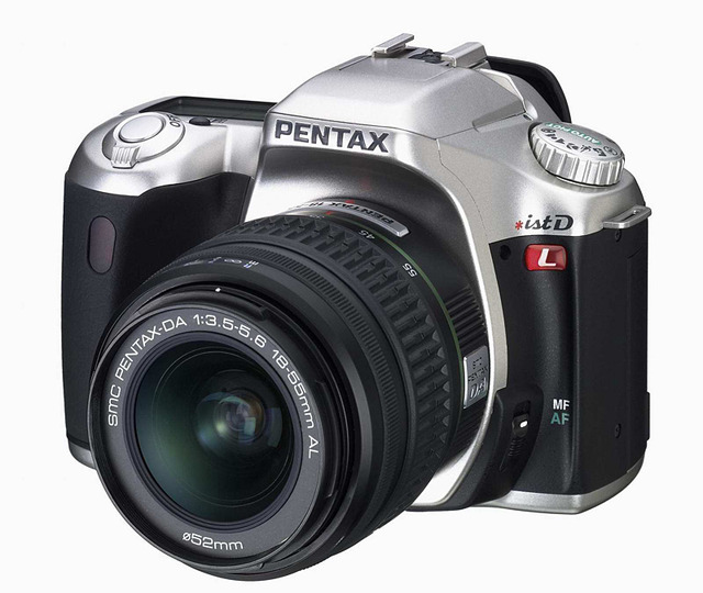 ペンタックス、8万円前後で最軽量の初心者向けデジタル一眼レフカメラ「*ist DL」