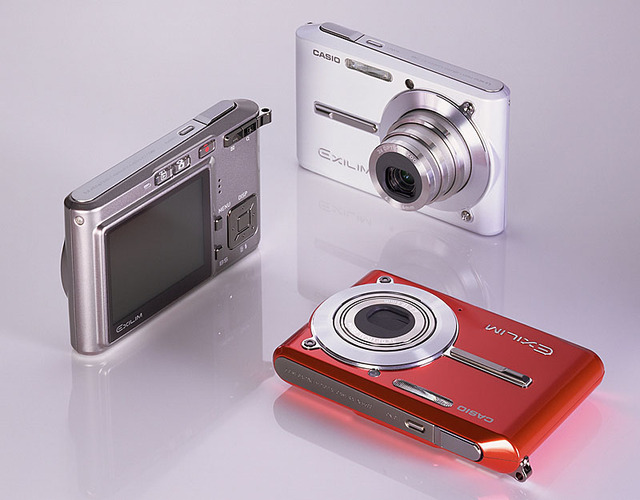 カシオ、MPEG4の動画撮影機能を搭載したカードサイズデジカメ「EXILIM CARD EX-S500」