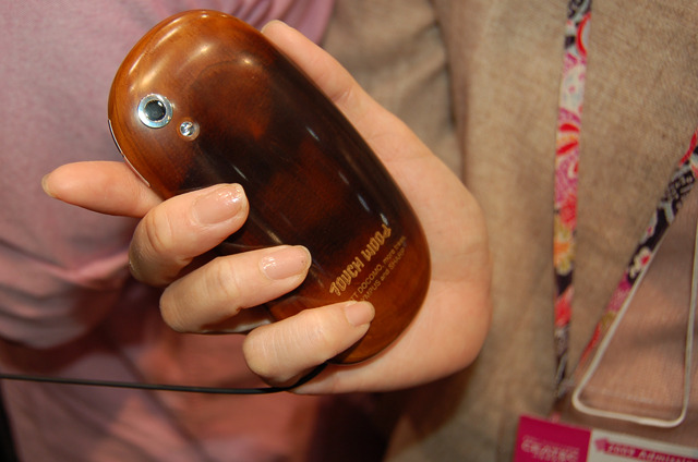 【CEATEC JAPAN 2009 Vol.4】手投げメールや眼操作イヤホンなど——NTTドコモが提示するケータイの未来