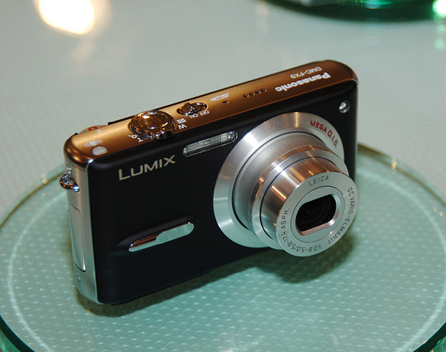 松下、手ブレ補正搭載の600万画素デジカメ「LUMIX DMC-FX9」　FX8の上位モデル