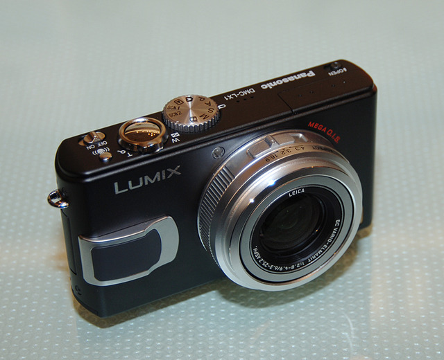 松下、840万画素の16:9ワイドCCDを搭載した手ブレ補正デジカメ「LUMIX DMC-LX1」　広角28mmでマニュアル撮影も可能
