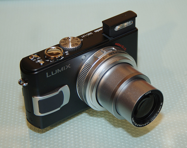 松下、840万画素の16:9ワイドCCDを搭載した手ブレ補正デジカメ「LUMIX DMC-LX1」　広角28mmでマニュアル撮影も可能