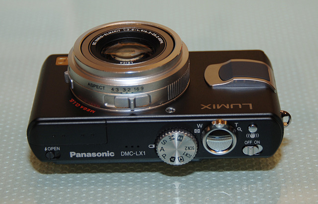 松下、840万画素の16:9ワイドCCDを搭載した手ブレ補正デジカメ「LUMIX DMC-LX1」　広角28mmでマニュアル撮影も可能