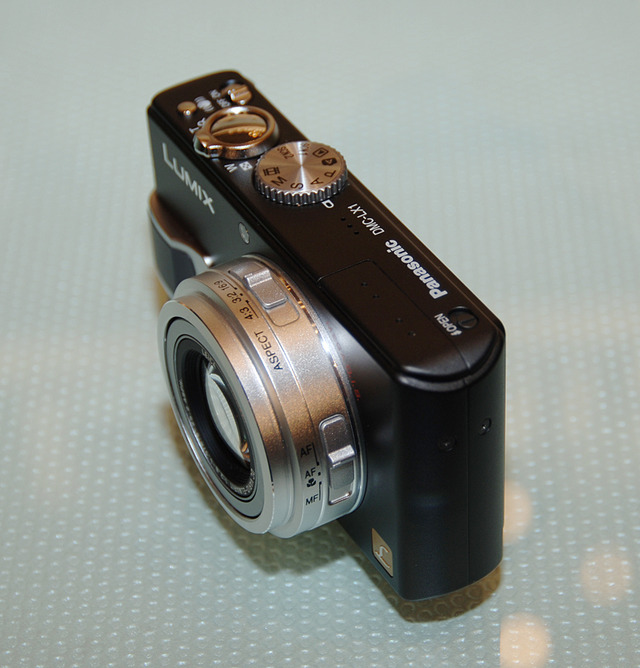 松下、840万画素の16:9ワイドCCDを搭載した手ブレ補正デジカメ「LUMIX DMC-LX1」　広角28mmでマニュアル撮影も可能