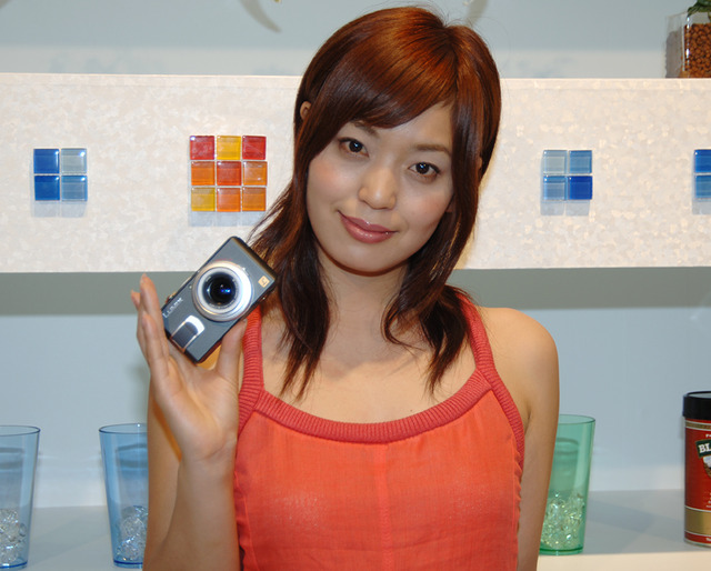 松下、840万画素の16:9ワイドCCDを搭載した手ブレ補正デジカメ「LUMIX DMC-LX1」　広角28mmでマニュアル撮影も可能