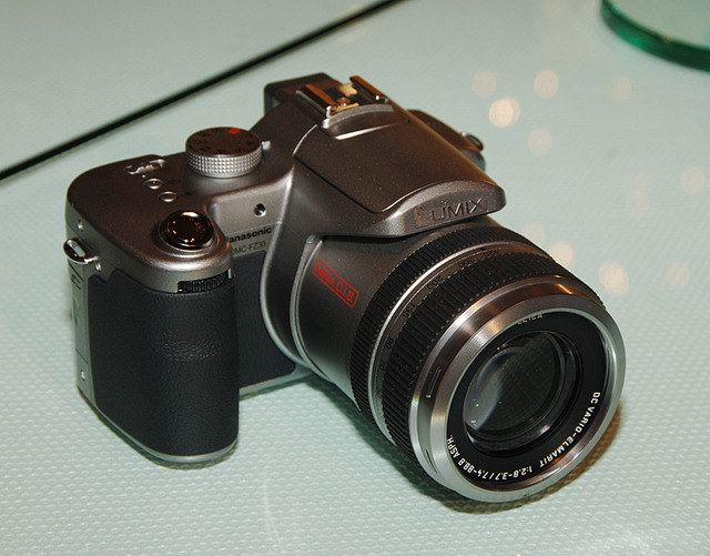 松下、光学12倍・手ブレ補正・マルチアングル液晶搭載の800万画素デジカメ「LUMIX DMC-FZ30」