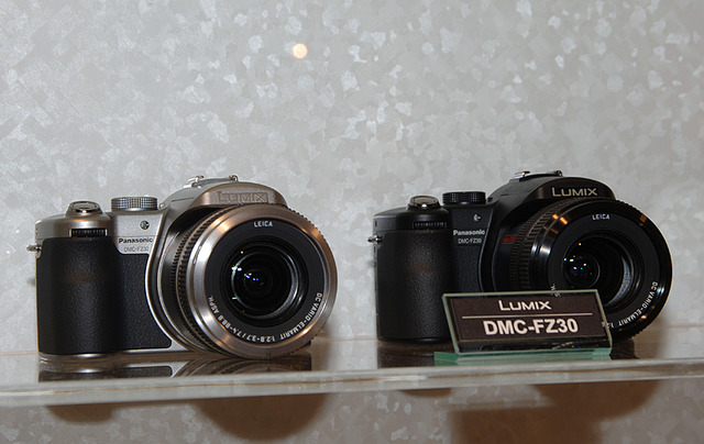 松下、光学12倍・手ブレ補正・マルチアングル液晶搭載の800万画素デジカメ「LUMIX DMC-FZ30」