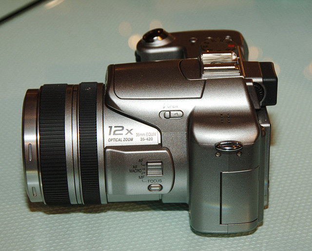 松下、光学12倍・手ブレ補正・マルチアングル液晶搭載の800万画素デジカメ「LUMIX DMC-FZ30」