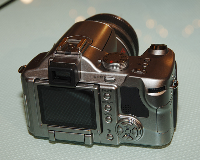 松下、光学12倍・手ブレ補正・マルチアングル液晶搭載の800万画素デジカメ「LUMIX DMC-FZ30」