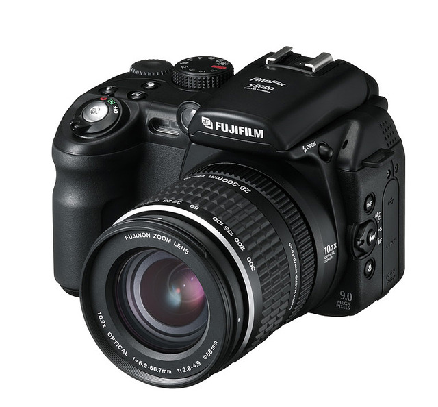 富士写、903万画素CCDと10.7倍ズーム搭載の高感度デジタルカメラ「FinePix S9000」