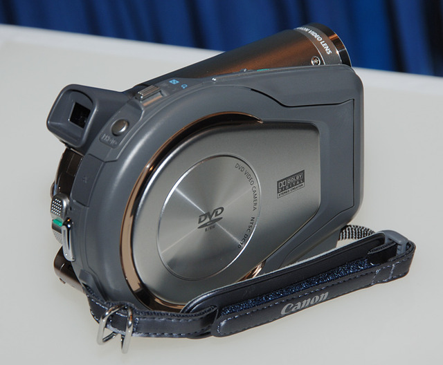 キヤノン、429万画素の最上位DVカメラ「IXY DV M5」や同社初のDVDビデオカメラなど