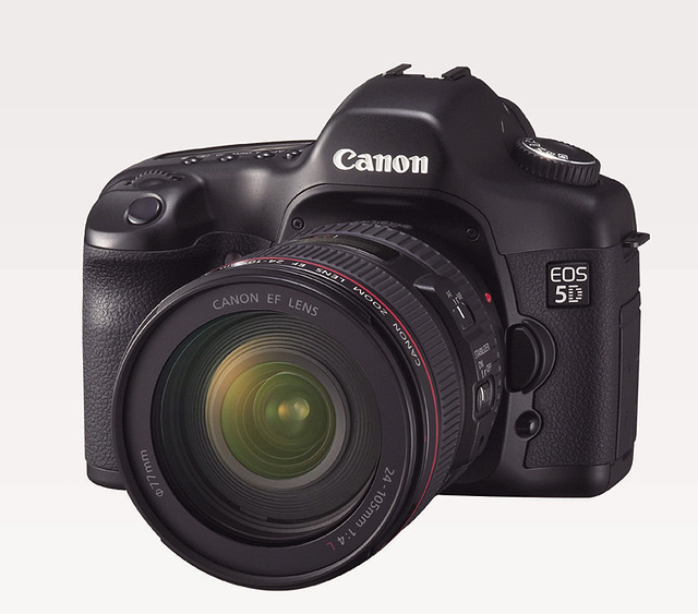 キヤノン、1,280万画素フルサイズCMOS搭載のデジタル一眼レフ「EOS 5D」